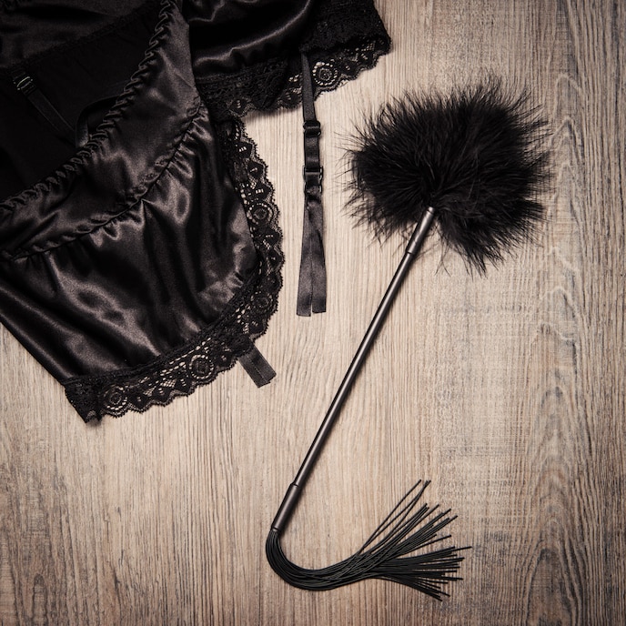 federkitzler-mit-gummipeitsche-Schwarz-2
