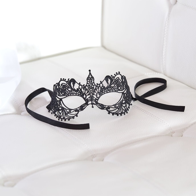 masque-filigrane-en-dentelle-Noir-2