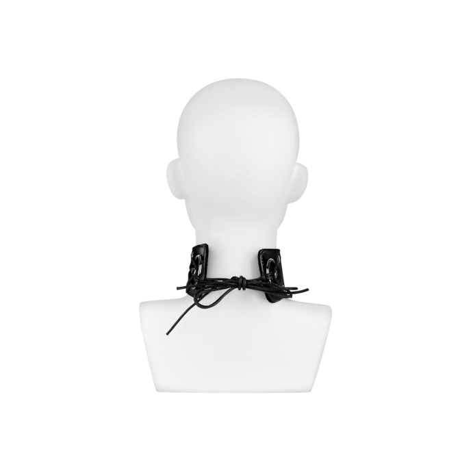 halsband-in-laklook-Zwart-2