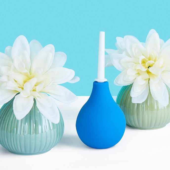 anale-douche-met-pompbal-Blau-Weiß-2